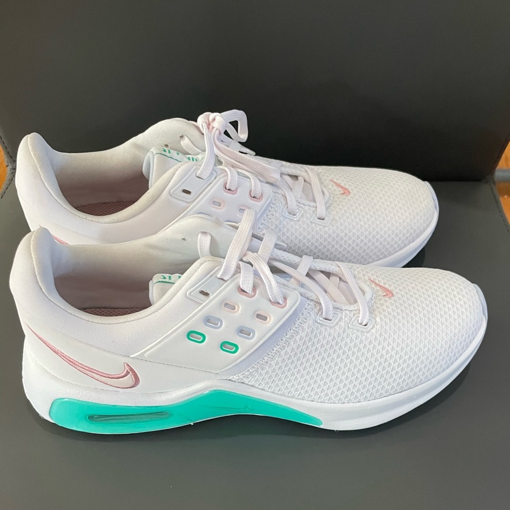 Nike Air Max Bella TR 4 in Women’s Size 8 Low Top Training Shoes